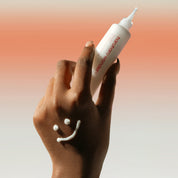 Hand holding HARUHARU Centella 5% Niacinamide Gel Cream 40g tube comprar en NAZ Beauty Shop Panama