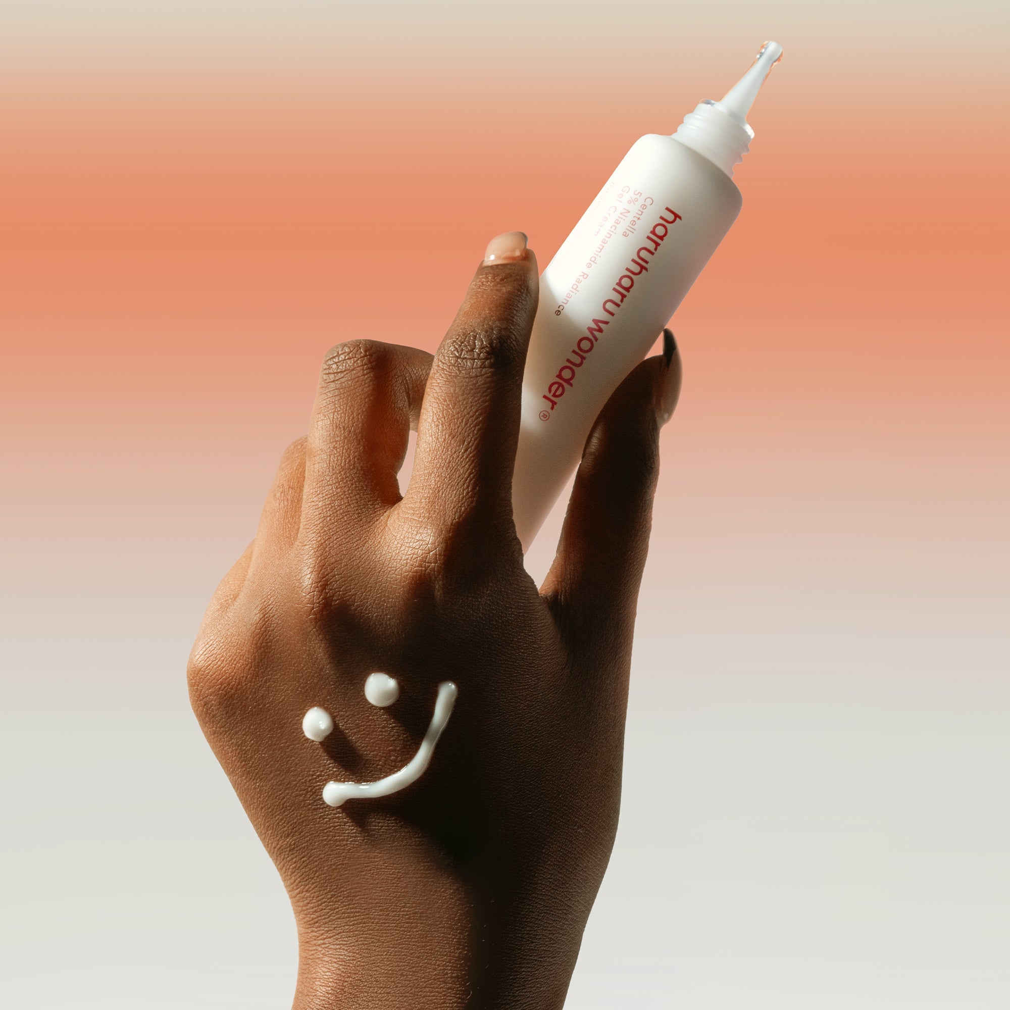 Hand holding HARUHARU Centella 5% Niacinamide Gel Cream 40g tube comprar en NAZ Beauty Shop Panama