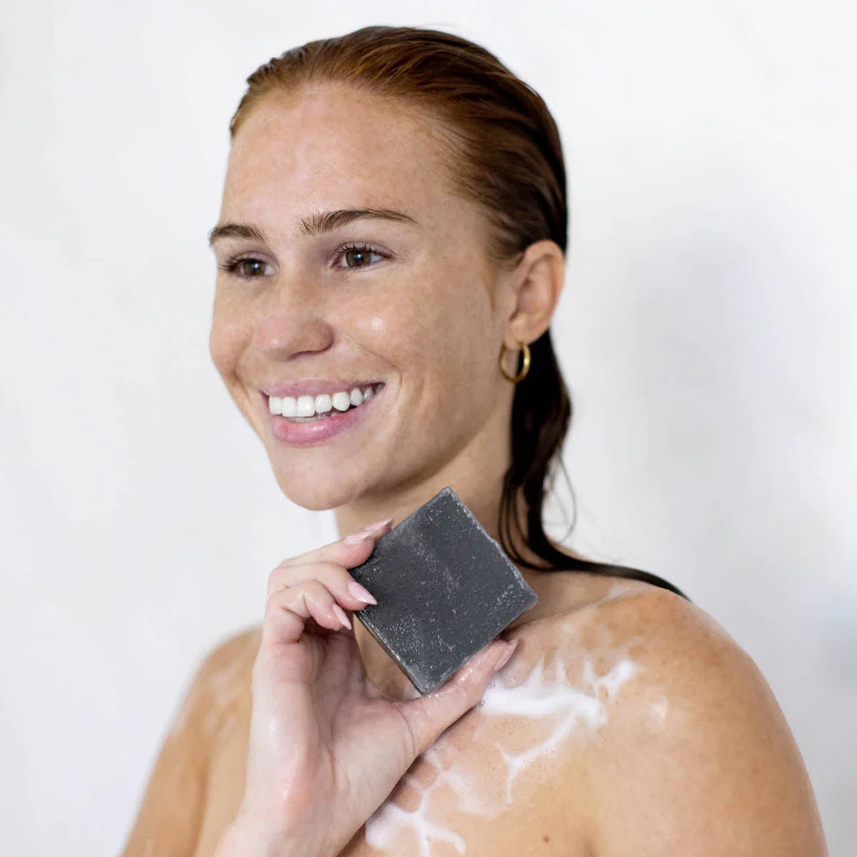KITSCH Charcoal Detoxifying Solid Body Wash - Gel corporal desintoxicante de carbón vegetal