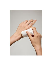 BUSHMAN Waterproof Surfing Sunstick – aplicacion en piel nariz rostro surf playa comprar en NAZ Beauty Shop Panama