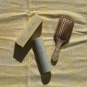 EMI JAY Bamboo Paddle Brush Lemon Sugar – uso lifestyle cabello liso brilloso suave comprar en NAZ Beauty Shop Panama