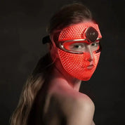 FOREO FAQ 202 LED Mask modelo usando mascara facial terapia luz antiedad acne Panama comprar en NAZ Beauty Shop Panama
