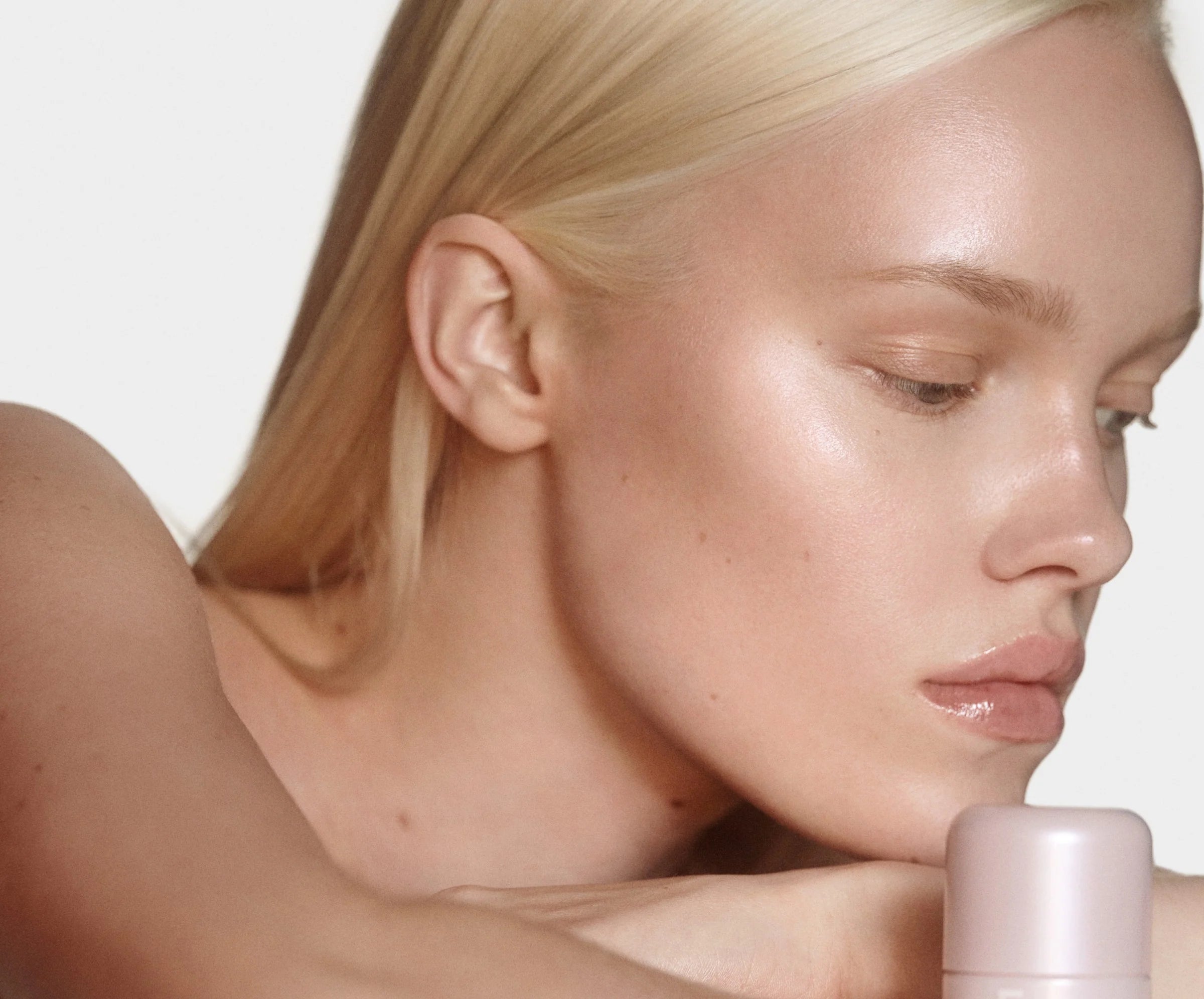 RHODE Highlight Milk Mezcla Base Glow From Within Hailey Bieber en Panamá — NAZ Beauty Shop