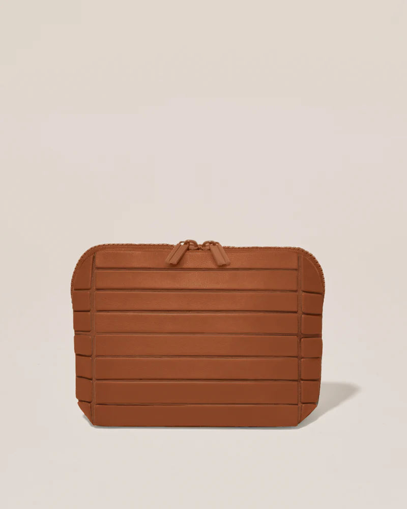 parallelle-small-vicuna-traveller-makeup-bag-closed_1.webp