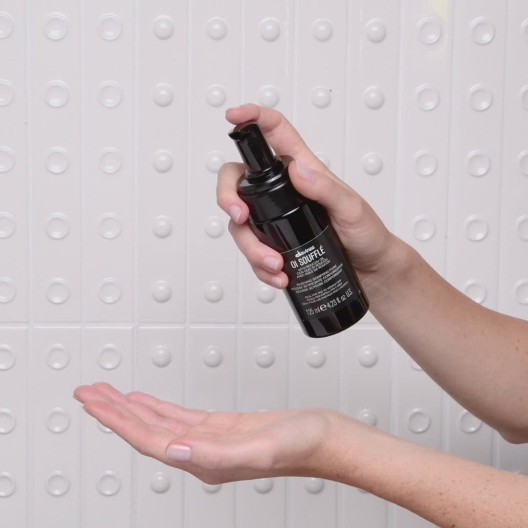 DAVINES OI Soufflé – Video: Aplicación del soufflé modelador con Roucou para estilo natural y luminoso | NAZ Beauty Panamá